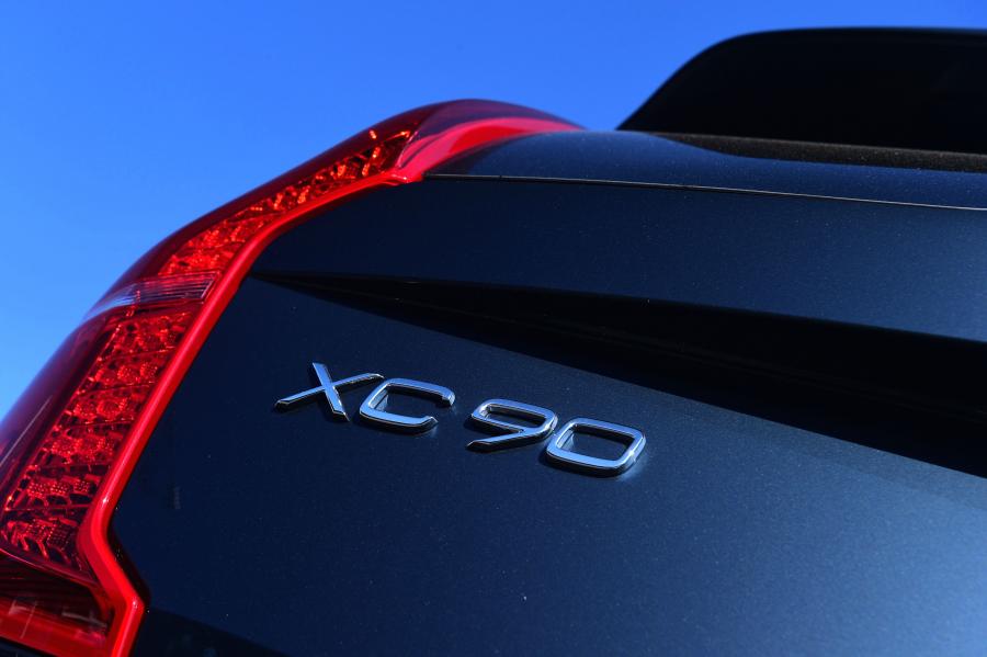 Логотип Volvo XC90 B5 Inscription 2019 года  (UK) (фото 16 из 40)